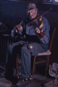Fred Smith playing fiddle in the Rock Garden tavern. Photo: Robert Amft, c. 1960-64