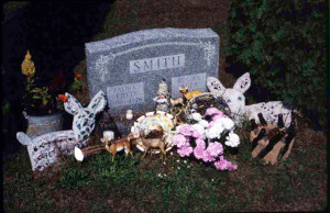 Fred Smith gravesite, Phillips cemetery. Grave ornaments made over the years by Smith admirers. Photo: Robert Amft, c. 1989